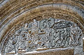 Santiago di Compostela, Galizia Spagna - Facciata delle Platerie, timpano del portale sinistro con le tentazioni di Cristo. 